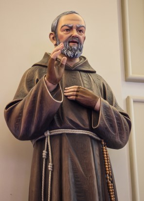 피에트렐치나의 성 비오_photo by Lawrence OP_in the Church of St Michael in Woodstock_Georgia USA.jpg